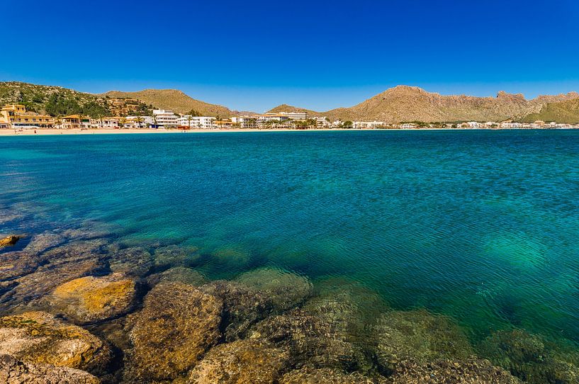 Vue idyllique de la baie de Pollensa sur la côte de Majorque, Espagne, îles Baléares. par Alex Winter