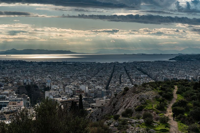 Blick über die Skyline von Athen auf das Meer von Werner Lerooy