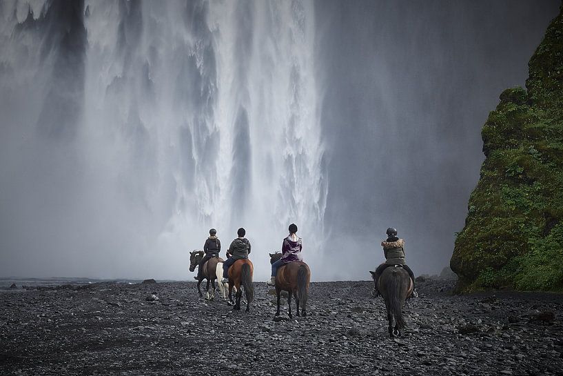 IJslandse paarden bij Skógafoss von Edwin van Wijk