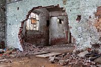 Verlassenes Industriegebäude mit charaktervollen Farben