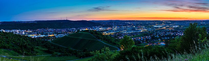 Deutschland, XXL-Panorama der Stuttgarter Innenstadt, Häuser und Himmel von adventure-photos
