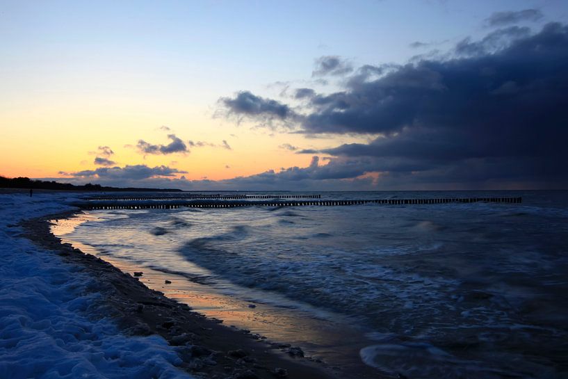 Baltic Sea beach with snow by Thomas Jäger
