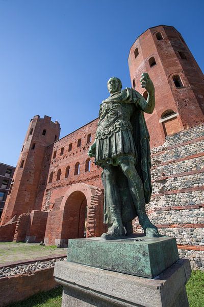 Cesar vor dem römischen Palatin-Tor im Zentrum von Turin von Joost Adriaanse