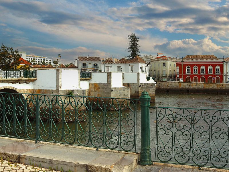 Tavira met zijn middeleeuwse brug, Portugal par Ines Porada