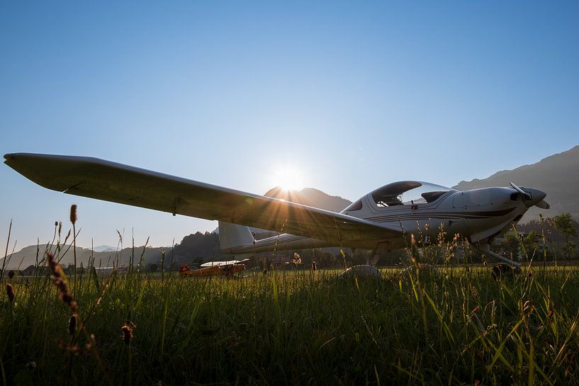 Goldene Stunde auf dem Flugplatz – Bereit zum Abflug von José IJedema