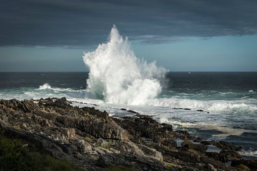Buchenwellen gegen die Felsen am Meeresrand in Tsitsikamma, Südafrika von Wolfgang Stollenwerk