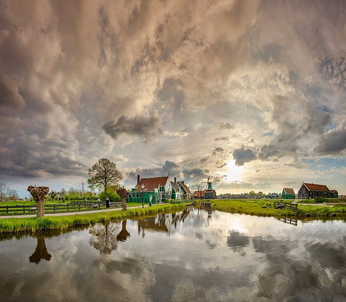 Häuser an einem Graben in der Zaanse Schans, Windmühle De Huisman, Zaandam, , Nordholland von Rene van der Meer