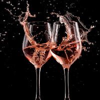 Rosé wijn in glas splash portret