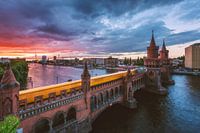 Berlin Oberbaumbrücke zum Sonnenuntergang mit U-Bahn