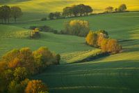 Les belles collines du sud du Limbourg avec les premières lumières après le lever du soleil.