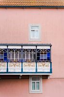 Buntes Glas und rosa Wand in Porto | farbenfrohe Reisefotografie
