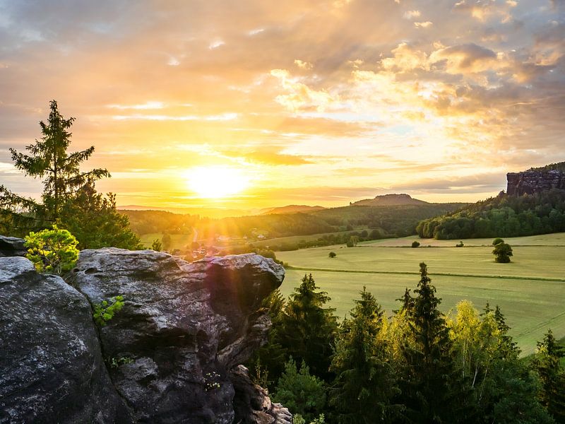 Quirl, Sächsische Schweiz - Sonnenstrahlen über Pfaffendorf von Pixelwerk