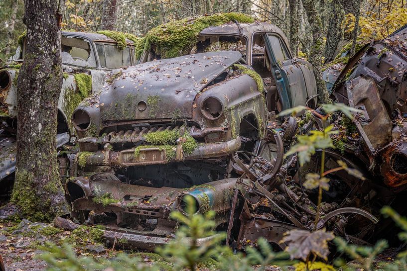 Des traces de rouille dans la forêt - Un cimetière de voitures en Suède par Gentleman of Decay
