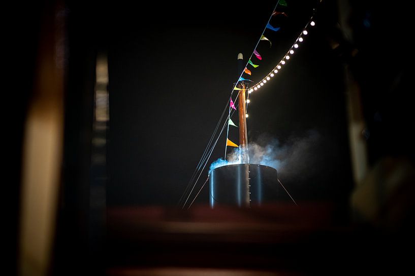 Cheminée de bateau à vapeur fumante par Fotografiecor .nl