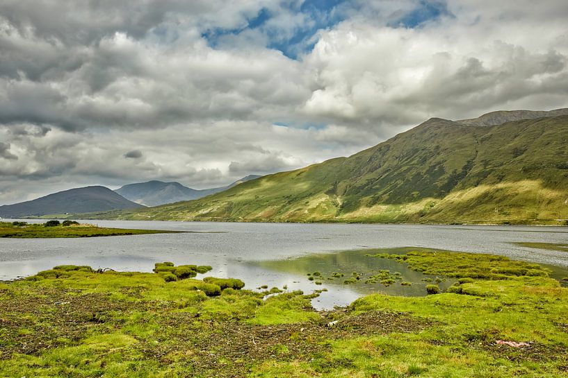 Landschaft des Killary Harbor, einem 16 km langen Fjord in Connemara, Irland. von Tjeerd Kruse