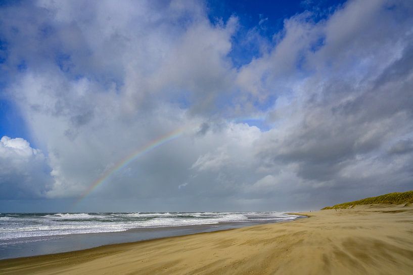 Arc-en-ciel à la plage sur l'île de Texel dans la région de la mer des Wadden par Sjoerd van der Wal Photographie