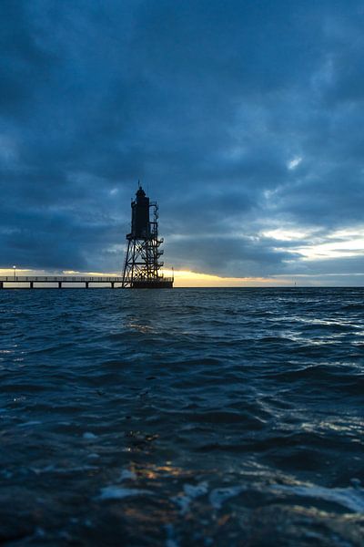 Leuchtturm an der Nordsee im Sonnenuntergang von Nils Steiner