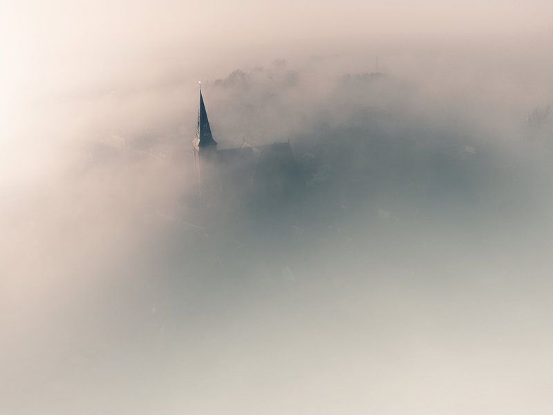 Die Grote Kerk von Genemuiden im Morgennebel von DutchDroneBird