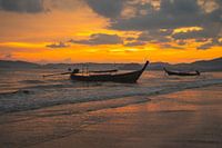 Magnifique coucher de soleil sur la plage d'Aon Nang en Thaïlande.