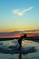 Surfen in Zeeland bei Sonnenuntergang.