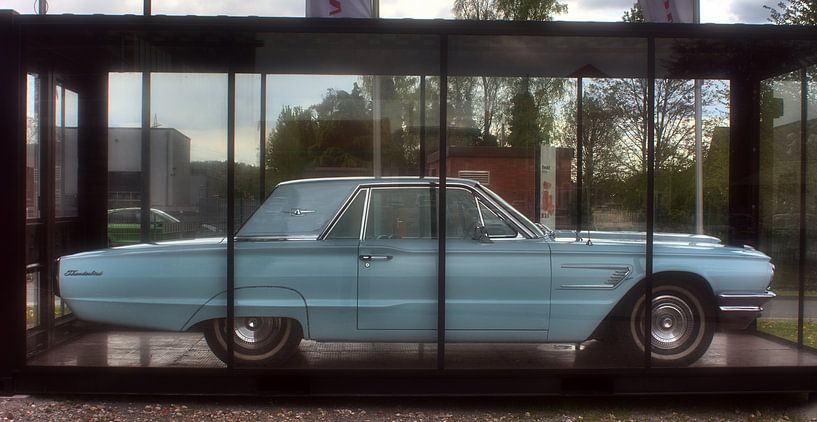 Vitrine pour voitures anciennes par Edgar Schermaul