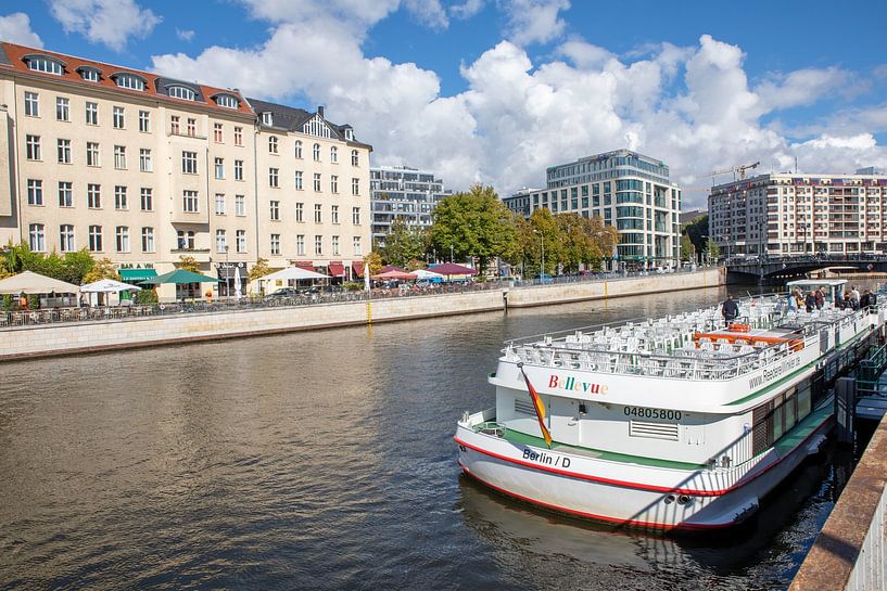 Berlin - Reichstagsufer an der Spree von t.ART