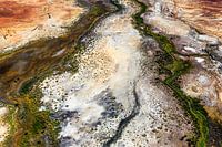 River in Rocky Land: Verschiedene Ocker- und Erdtöne in einer trockenen Wüste.