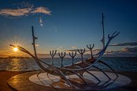 Island: Goldene Stunde mit Wikingerschiff