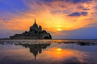 Vibrant coucher de soleil Mont Saint-Michel