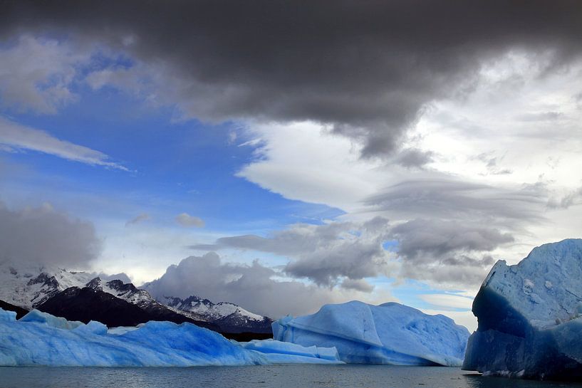 Icebergs in the Los Glaciares N.P. by Antwan Janssen