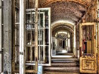 Long couloir avec fenêtres ouvrantes dans un ancien bâtiment