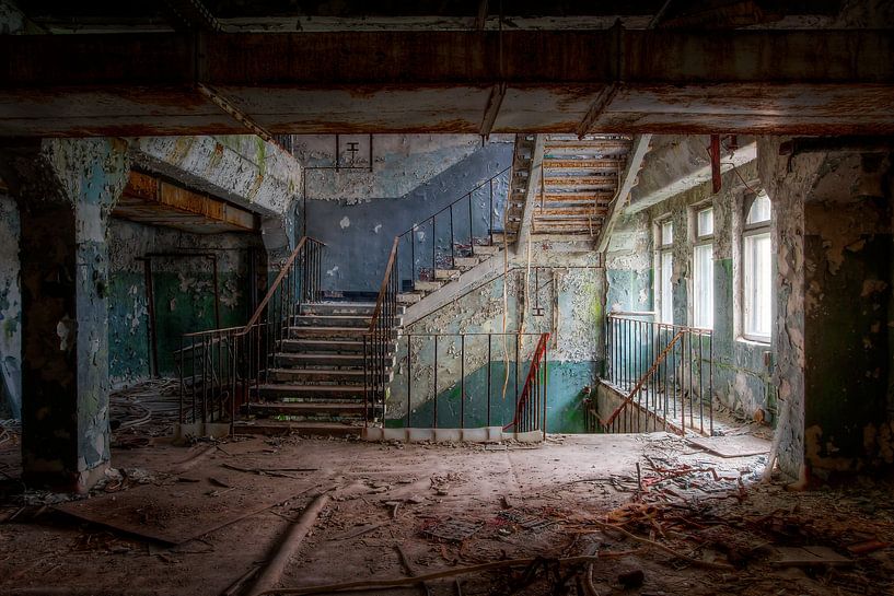Treppenhaus eines verlassenen Gebäudes in Tschernobyl von Steve Mestdagh