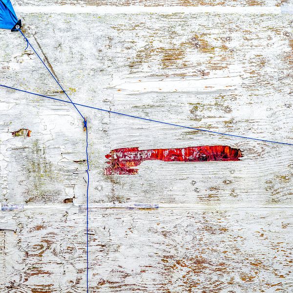 Verweerde strandherinnering in rood wit blauw van Texel eXperience