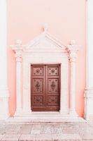 Mediterraner Stil - antike Tür und rosa Wanddekoration