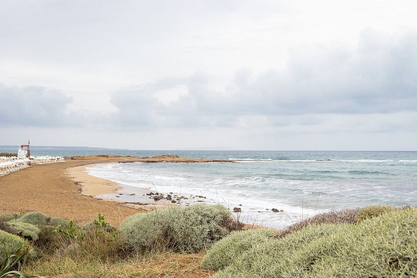 Blick auf den Strand von Potamos, Kreta bei bewölktem Wetter | Reisefotografie von Kelsey van den Bosch
