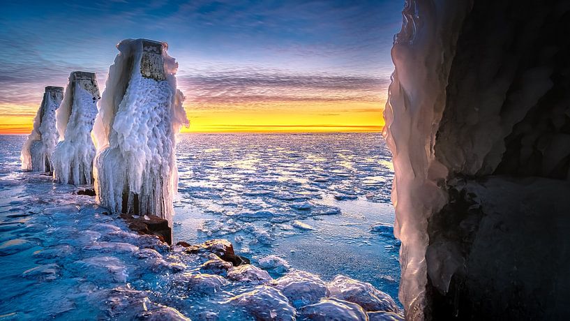 Paysage d'hiver avec sculptures de glace sur la côte d'IJsselmeer par Fotografiecor .nl