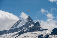 Parapente au-dessus du Schreckhorn, Suisse