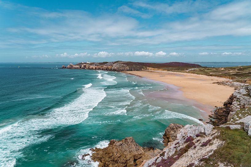 The beach near Camaret-sur-Mer in Brittany, France by Martijn Joosse