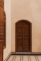 Braune Vintage-Tür im Bahia Palace in Marrekech, Marokko