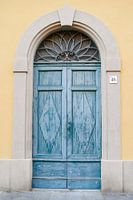 Blaue Eingangstür in Pisa | Italien | Gelb | Architektur | Reisefotografie