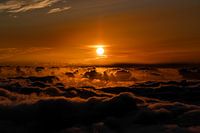 Lever de soleil au-dessus des nuages à Madère