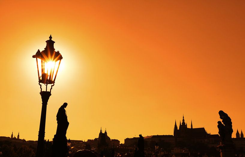 Silhouetten der Karlsbrücke in Prag bei Sonnenuntergang von Anton Eine