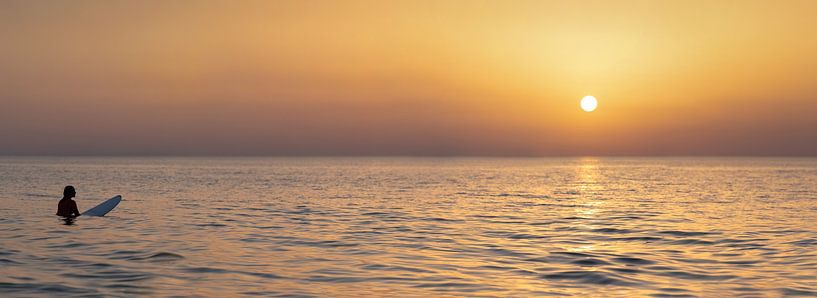 Surferin im Sonnenuntergang am Meer von Jonas Weinitschke