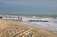 Mensen genieten van een mooie herfstdag