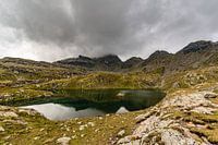 Bergsee Neualpseen mit Kreuz auf Insel