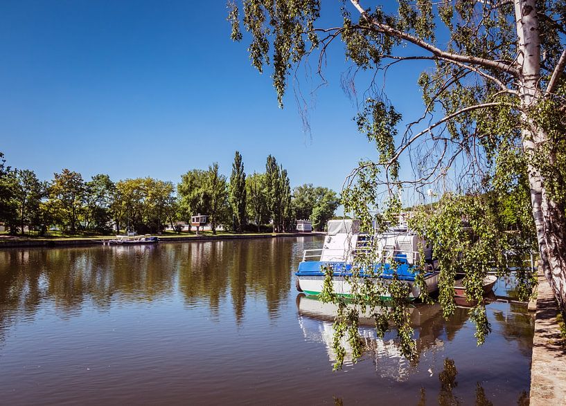 Schiff an der Saale bei Bernburg von Animaflora PicsStock