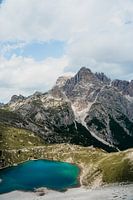 Lac de montagne entouré par les magnifiques montagnes accidentées et les rochers pointus des Dolomites - Italie