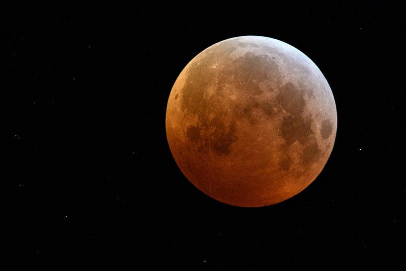 Vollmond, Blutmond, Supermond am Nachthimmel zusammen mit funkelnden Sternen über Europa, Deutschlan von wunderbare Erde