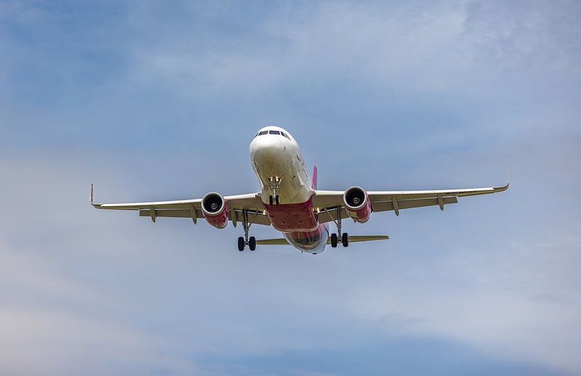 Opstijgende Wizz Air vliegtuig: Techniek en Elegantie in de Lucht van Triki Photography