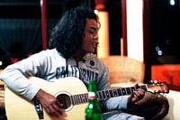 Indonesische jongen speelt gitaar I